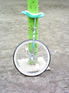 電灯に立てかけた一輪車