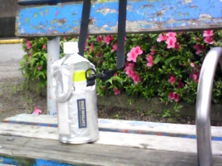 ショルダーストラップ（肩ひも）付きのペットボトルカバー